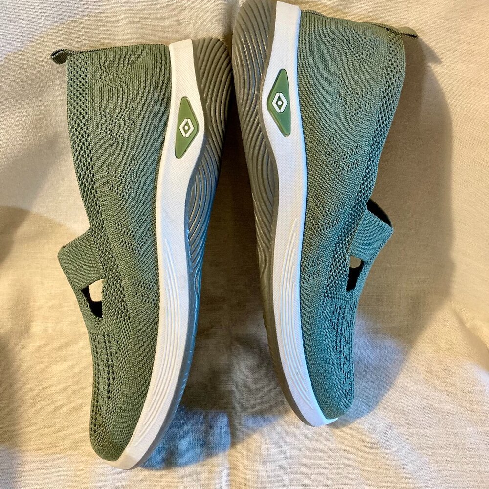 Excellent Condition, Women's SZ 10 (42) Pull On Mesh Walking Sneakers, Green